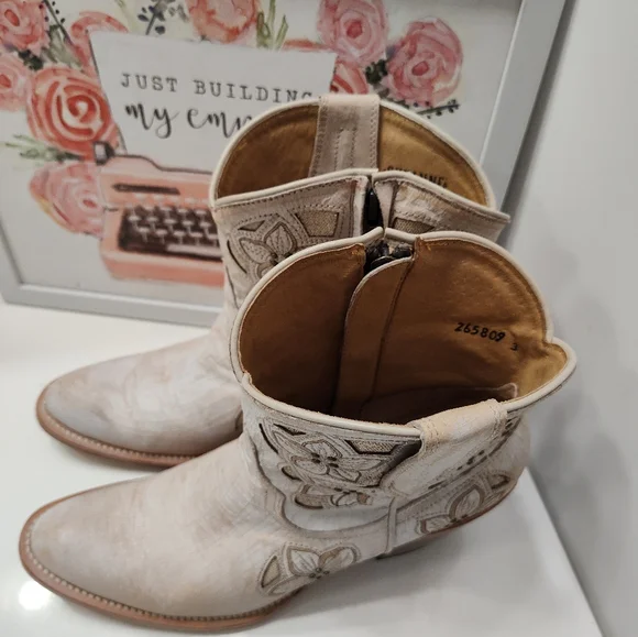 🤩EUC Shyanne Floral Embroidered Zip Side Western Cowgirl Ankle Booties, Cream - Picture 6 of 16